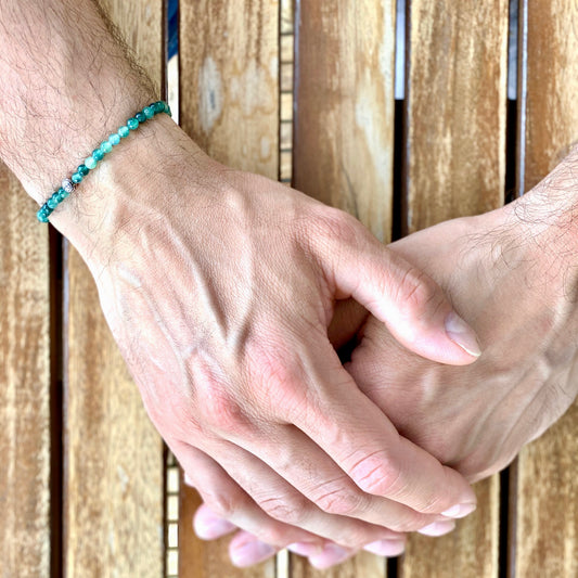 Herren Armband mit Jade und Achat Steinen kombiniert mit 925 Sterling Silber. Das Armband strahlt in Grün und die verschiedenen Grüntöne machen dieses Armband zu einem tollen feinem Männerarmband.