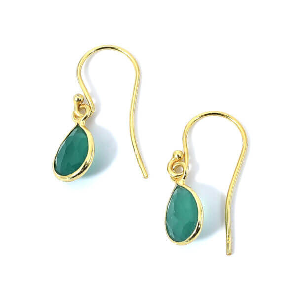 Ohrringe mit grünem Onyx liebevoll eingefasst in 925 Sterling Silber 18k vergoldet. Die Ohrhänger sind handgefertigt und die Steindrops schwenkbar.