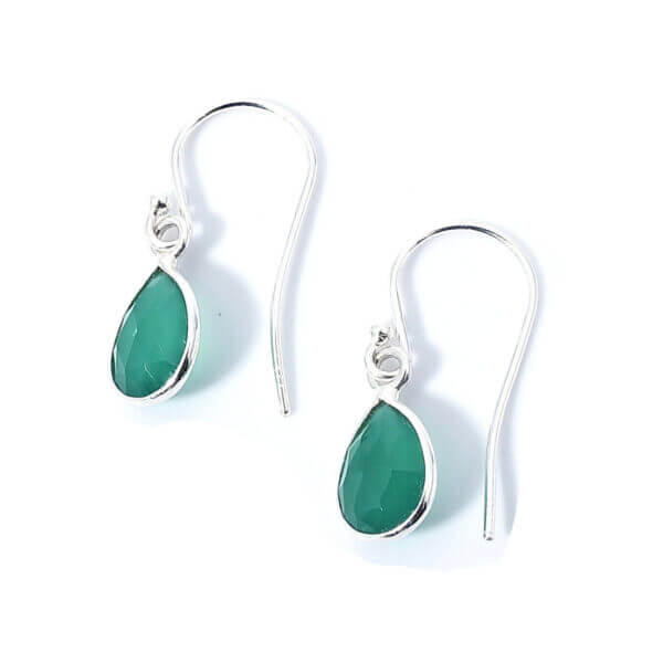 Ohrringe mit grünem Onyx liebevoll eingefasst in 925 Sterling Silber. Die Ohrhänger sind handgefertigt und die Steindrops schwenkbar.