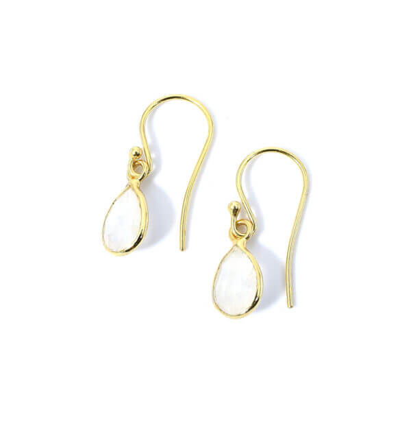 Ohrringe mit Mondsteinen liebevoll eingefasst in 925 Sterling Silber 18k vergoldet. Die Ohrhänger sind handgefertigt und die Steindrops schwenkbar.