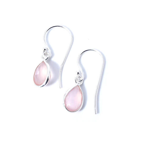 Ohrringe mit Rosenquarz Steine liebevoll eingefasst in 925 Sterling Silber. Die Ohrhänger sind handgefertigt und die Steindrops schwenkbar.