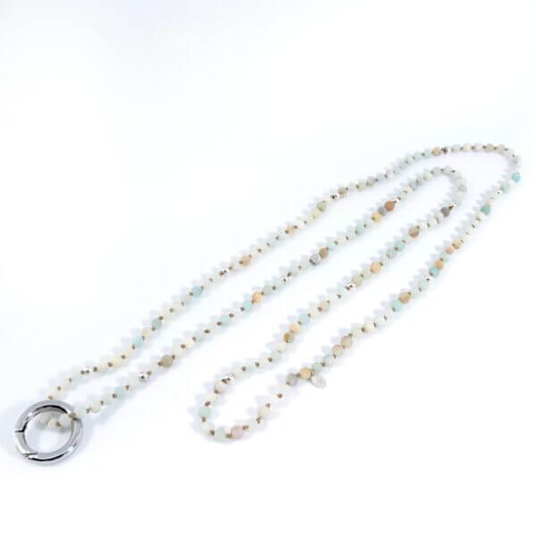Schlüsselanhänger mit Amazonit Steinen und silber Perlen handgeknüpft. Die schöne Kette kann man auch als Halskette tragen. Der Karabiner ist auch in silber. Ein tolles Accessoire für Frauen.