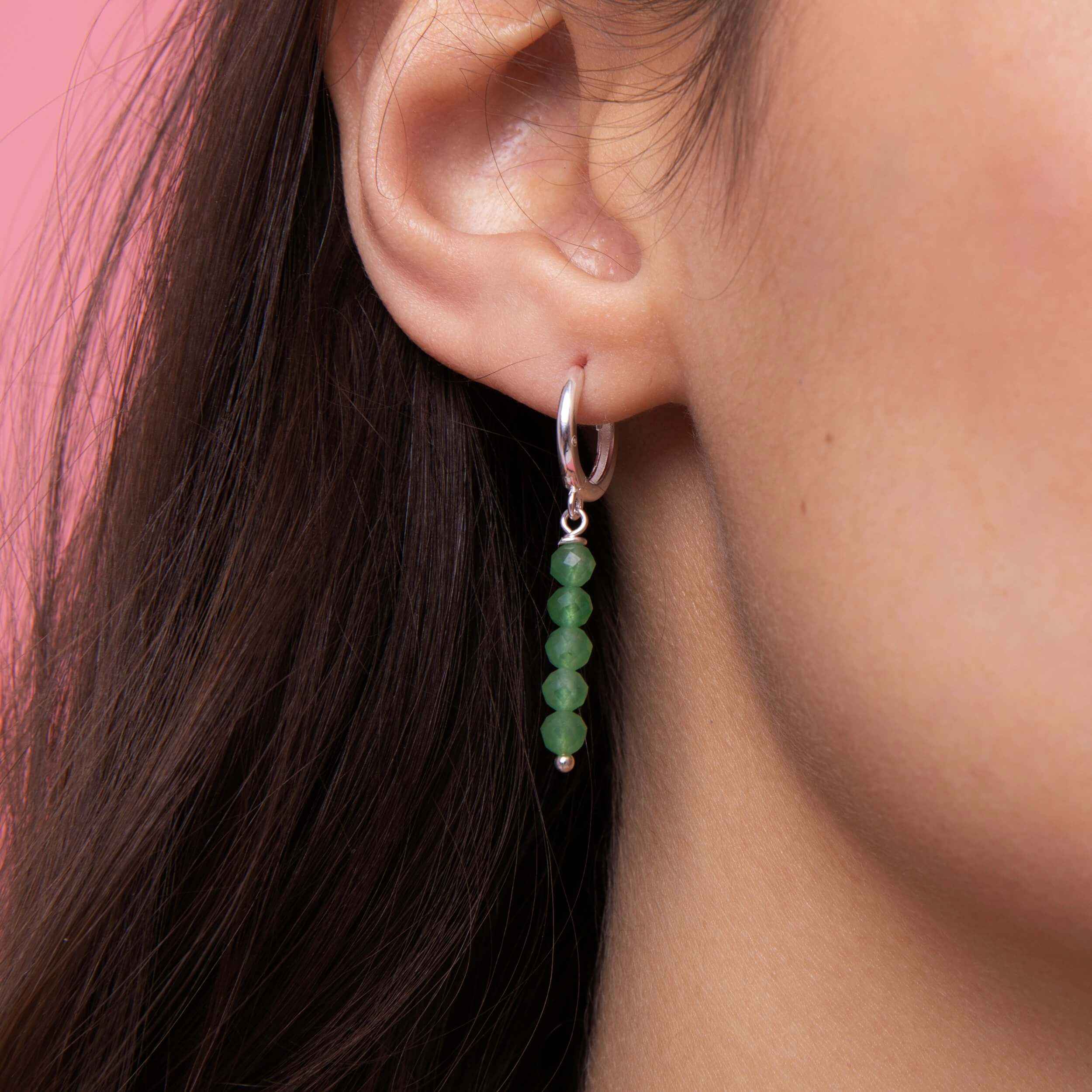 Damen Ohrringe mit geschliffenen Aventurin Steinen und 925 Sterling Silber. Die meergrünen Ohrhänger sind bezaubernd. Die silbernen verschliessbaren Kreolen eignen sich für jeden Event.